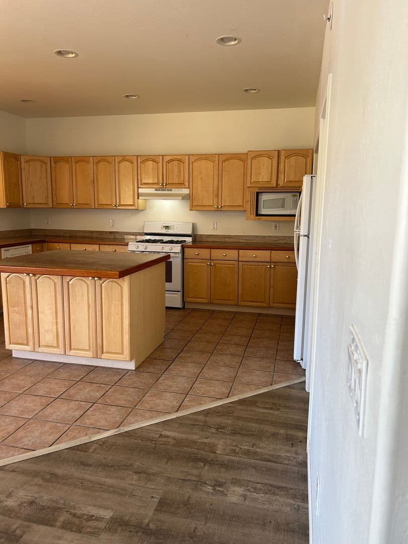6221 E. Copper Hill Drive - Upstairs & Downstairs (Entire Property), Prescott Valley, AZ 86314 · foto 4